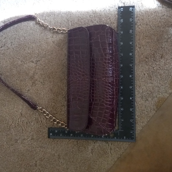 Liz Claiborne small burgundy purse polyurethane snake pattern - Picture 4 of 6